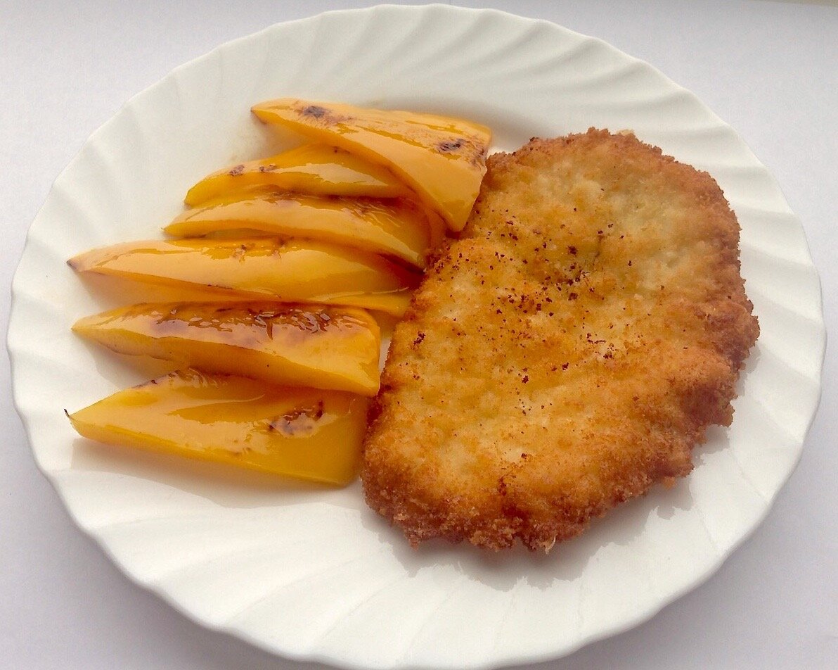 Филе куриной грудки в кукурузном кляре с подпеченным перцем.