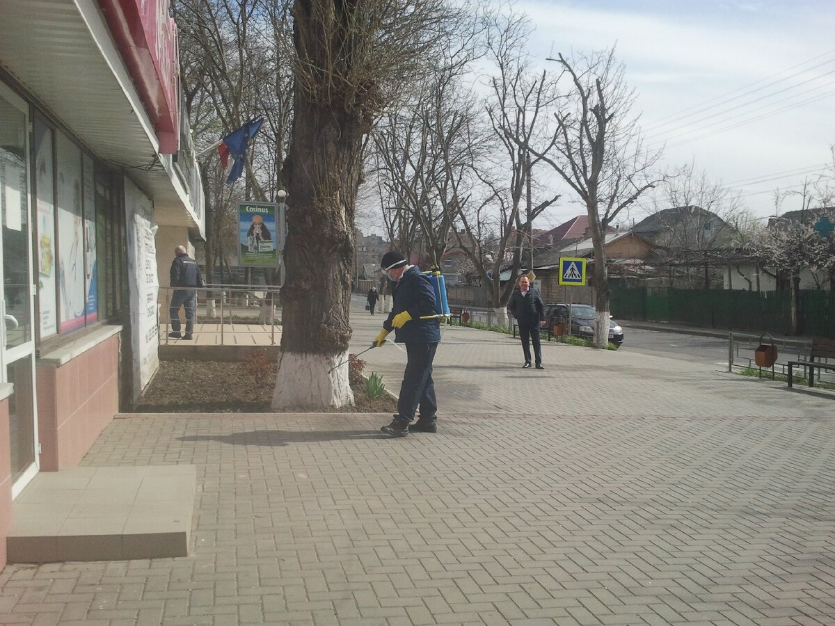 Это вход в поликлинику, но не сейчас - в марте, когда только ввели карантин. Тогда всё вокруг дезинфицировали. 