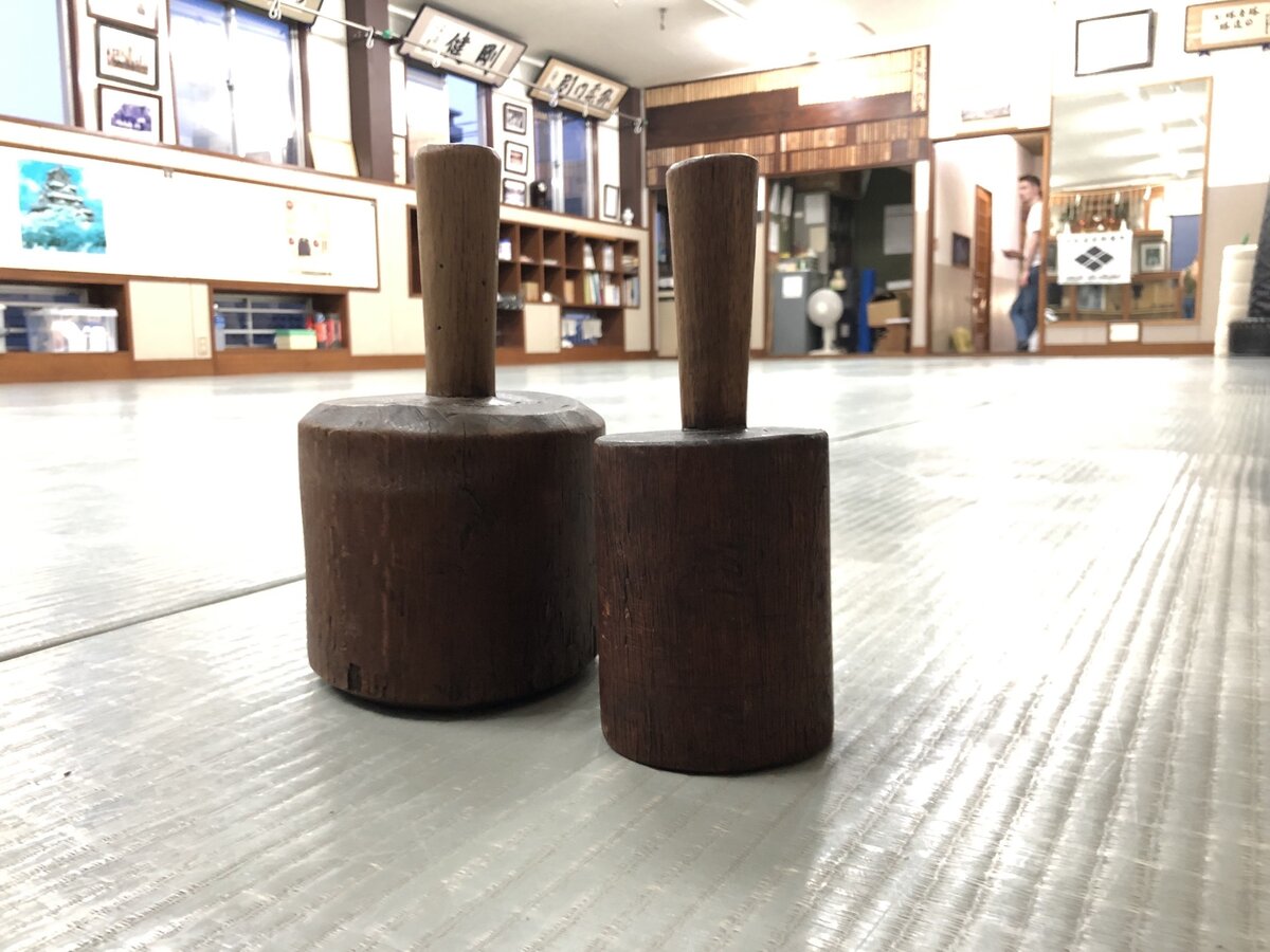 Деревянные «колотушки» для развития предплечий.