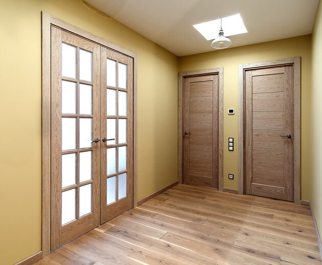 Двери компании «Брянский лес» изготавливают из дуба и бука, а потом красят и тонируют в нужный цвет