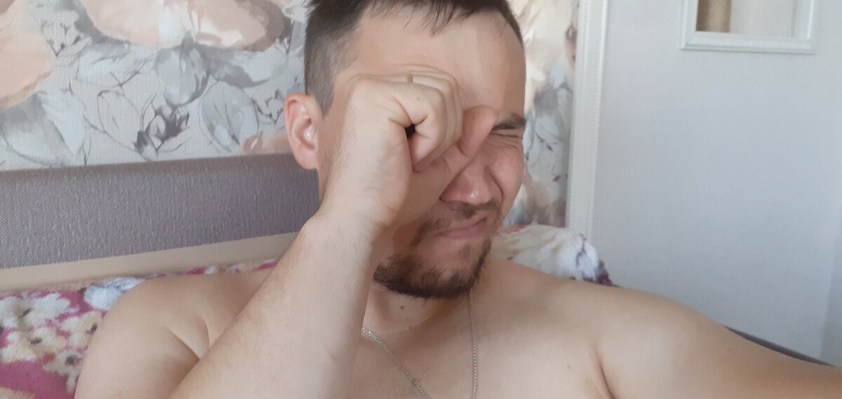 Таким вот образом нужно свернуть ладонь в трубочку и приложить к глазу.