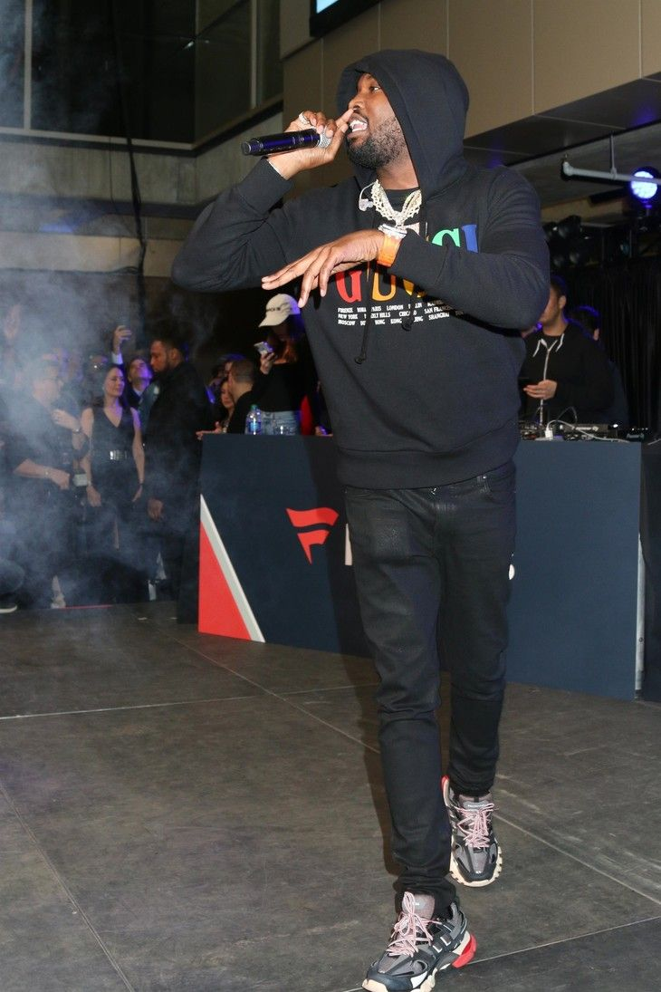 Лук с этими кроссовками.