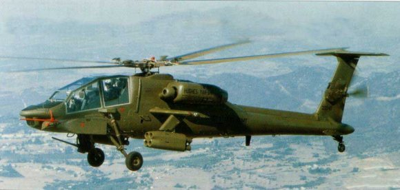AV-02, второй прототип YAH-64, на раннем этапе лётных испытаний. Обратите внимание на первоначальную форму носовой части фюзеляжа и фонаря кабины.