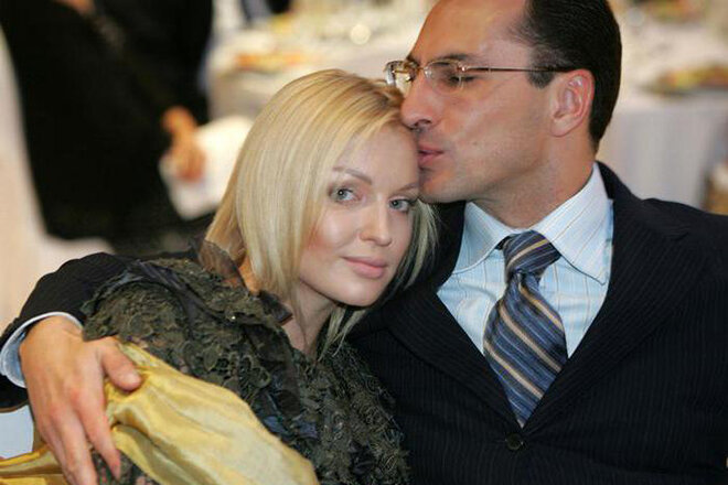 Анастасия Волочкова и Игорь Вдовин сыграли свадьбу 13 лет назад. Сейчас для обоих это уже дела давно минувших дней. Фото с ресурса biografii.net