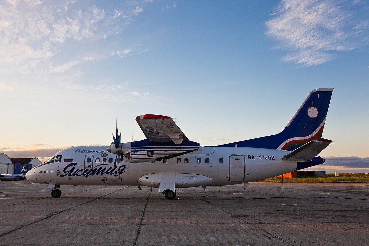 Авиакомпания якутия. АН 140 Якутия. Авиакомпания Якутия АН 140. Боинг 757 Якутия Благовещенск. АН-140 Якутия салон.