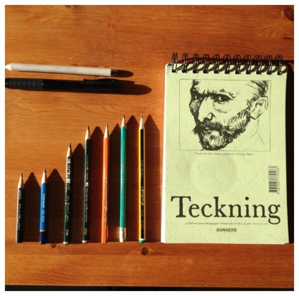  На самом деле не придется грабить банк. Понадобиться всего лишь   блокнот (альбом) с плотой гладкой бумагой, пару жестких (Н), мягких (В) и   средней жесткости (НВ) карандашей. 
  У меня были 2Н, НВ, НВ №2 (бирюзовый на рисунке, им очень удобно   делать растяжку цвета). Сразу видно, какие самые любимые.

  Еще пригодятся точилка (в случае, если ваши карандаши не механические)   и ластик. В качестве последнего я приноровилась пользоваться им в стике   (черная палочка в левом вехнем углу, фирма Faber-Castell). Я имела   привычку что-то вытирать по 10 раз, потом по этому же месту елозить   рукой и в результате пачкать весь рисунок. А ластик в стике меня спас от   этого.

  Самое опциональное - карандаш для растушевки с узким носиком (белая   палочка в верхнем левом углу). Но ваши изящные мизинчики тоже   подойдут.