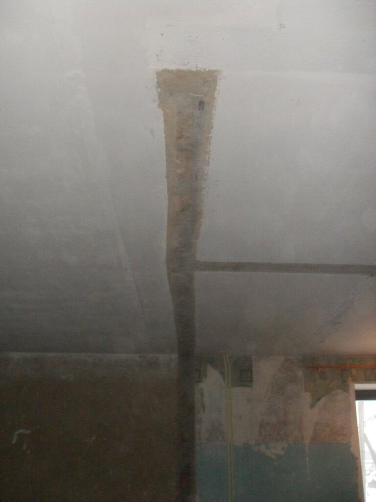 След от полностью разобранной стены между прихожей и двумя комнатами.