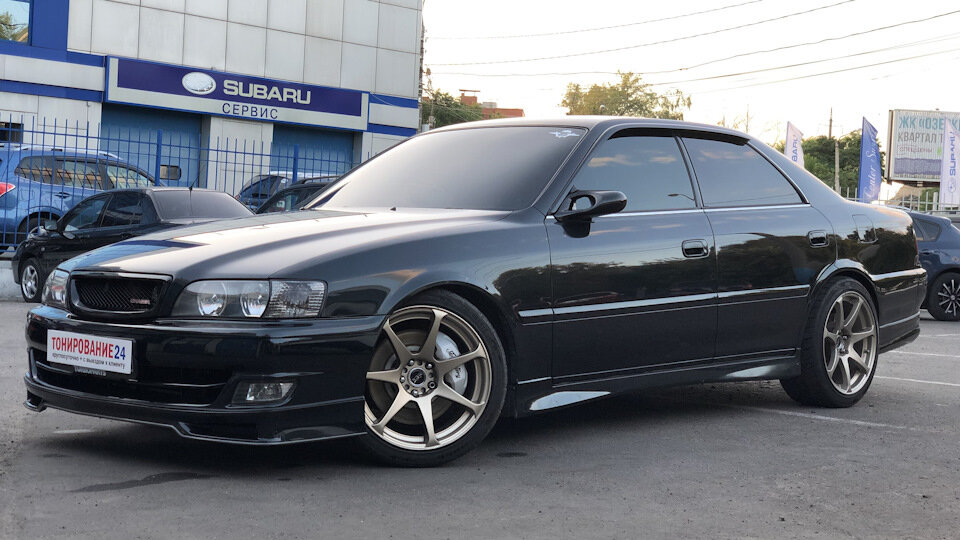 Чайзер JZX-100 и Креста-JZX-100   Довольно похожи с передней стороны.