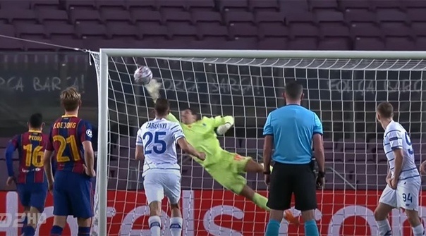 Вратарь  ФК "Динамо Киев" Руслан Нещерет