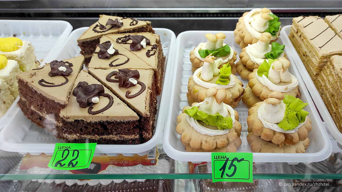 Пирожные на витрине