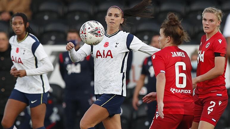 Центровой "Тоттенхэм Хотспур" Алекс Морган во время матча английской женской Суперлиги по футболу между "Тоттенхэм Хотспур" и "Редингом" в ноябре. 7, 2020. 