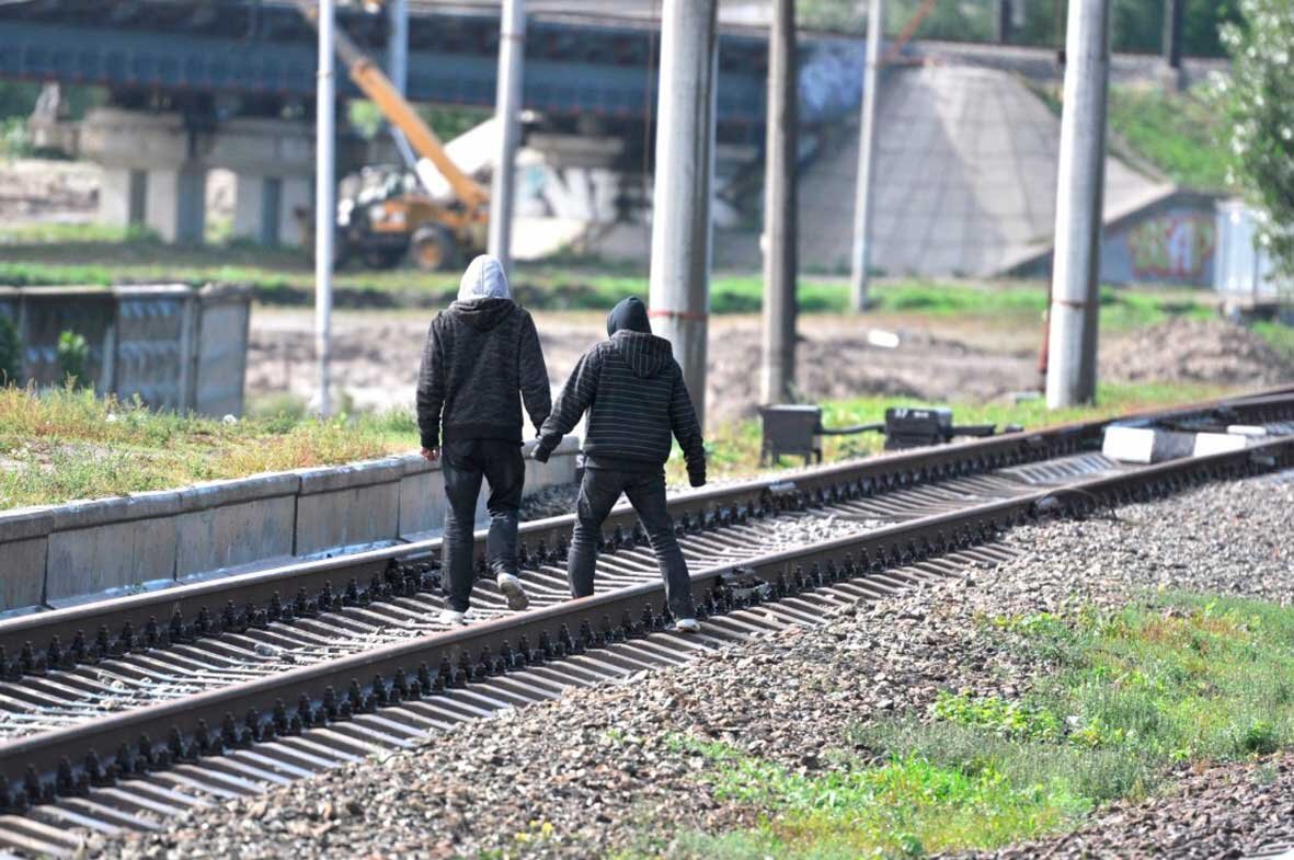 Подростки пересекают ж/д пути.