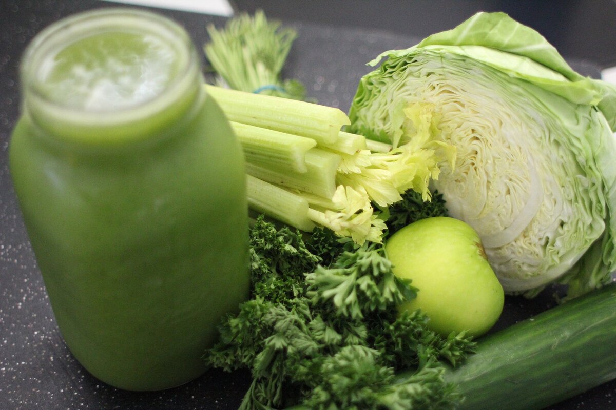 Автор: Rohtopia. Источник: https://pixabay.com/photos/green-juice-cabbage-apple-green-769129/