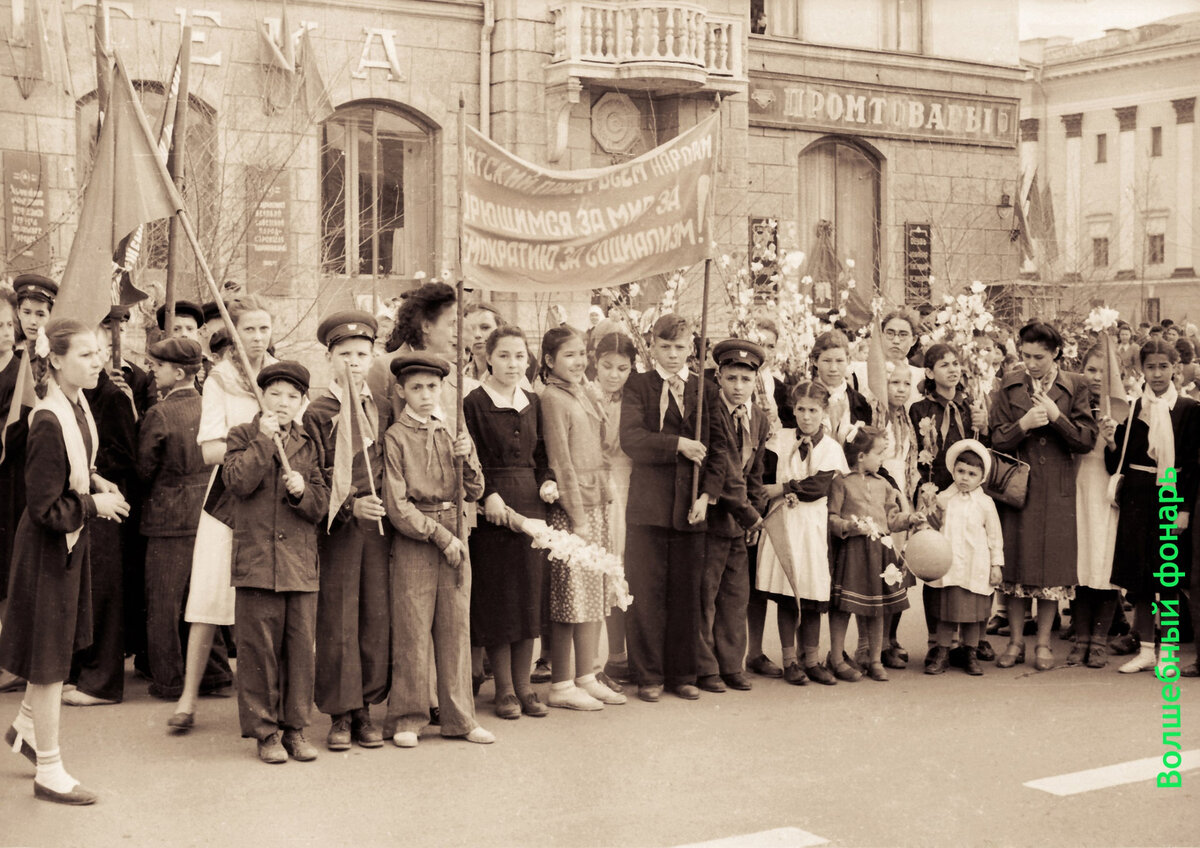 1 мая на Первомайской (справа виден к/т «Победа»). 1963-64 годы. Фото Г. Теляшева, https://vk.com/club69097121