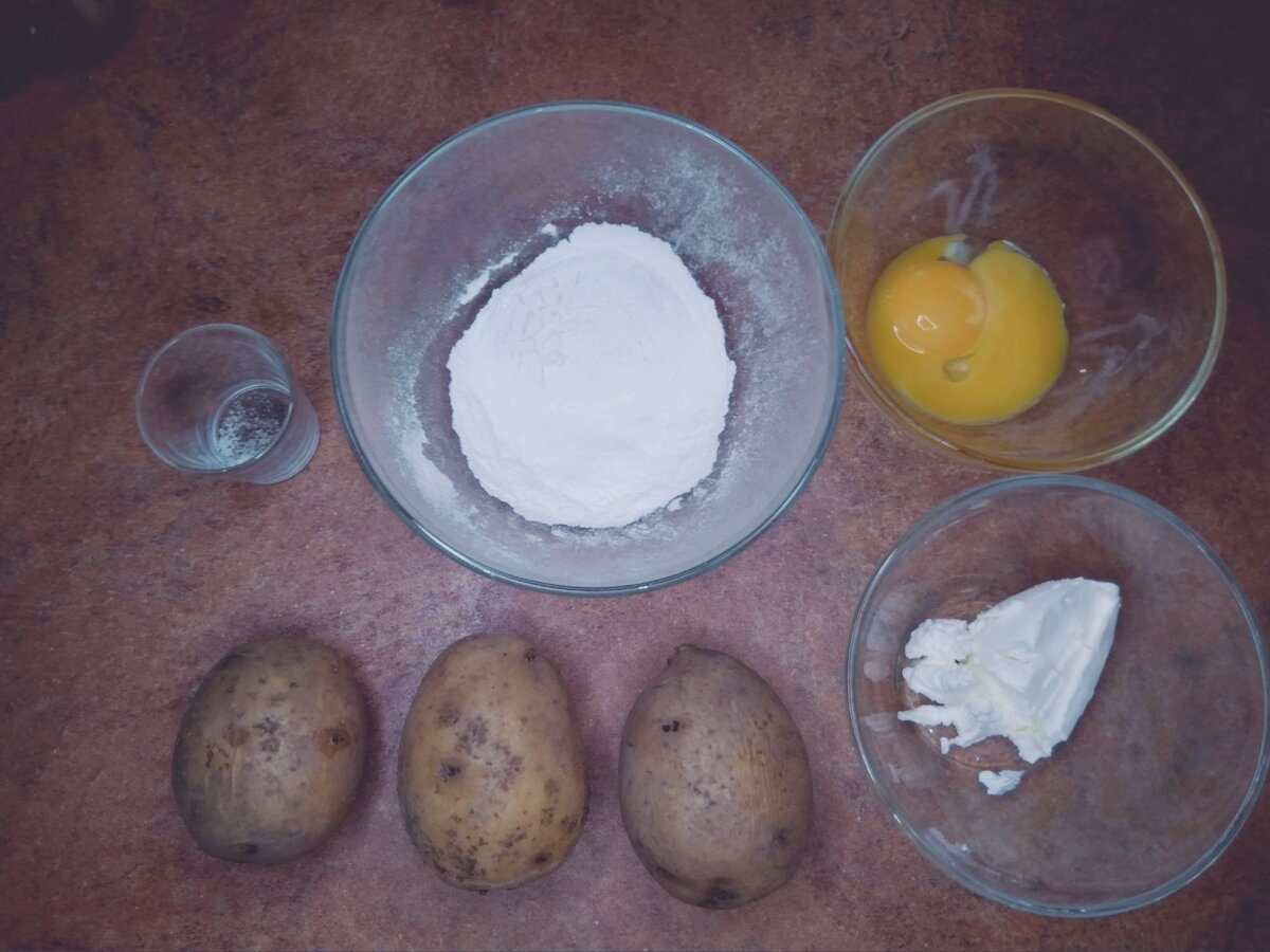 Не спешите вытаскивать картофель из кастрюли, когда он сварится, дайте ему немного остыть в воде 