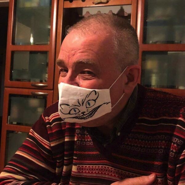 Маску прислали друзья, с чеширским котом.