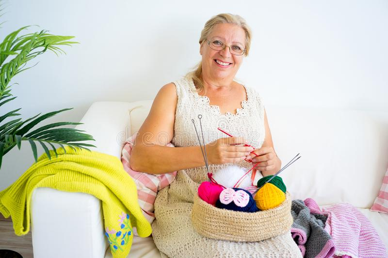 Старушка вяжет в кресле. Сижу дома вязание. Бабушка вяжет. Девушка с пряжей. Девушка с вязанием.