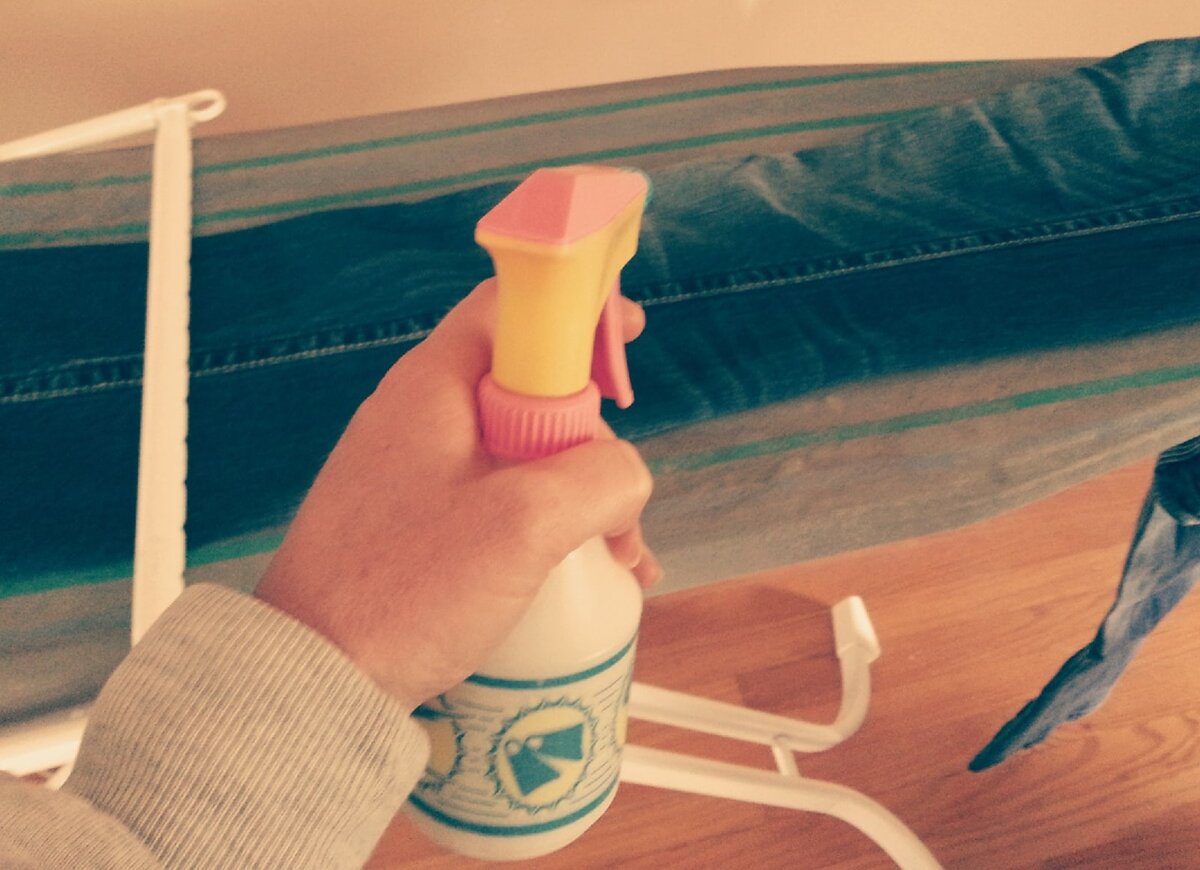 Опрыскайте место,где растянулось горячей водой.