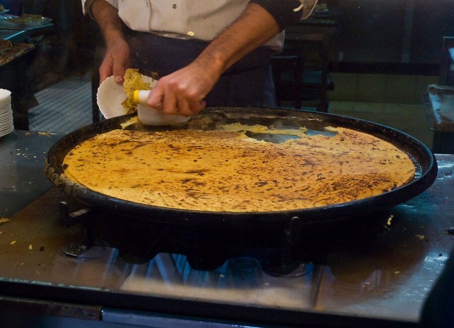 С.Пудовъ:  Фарината или лигурийский блин из нутовой муки, как итальянский street-food