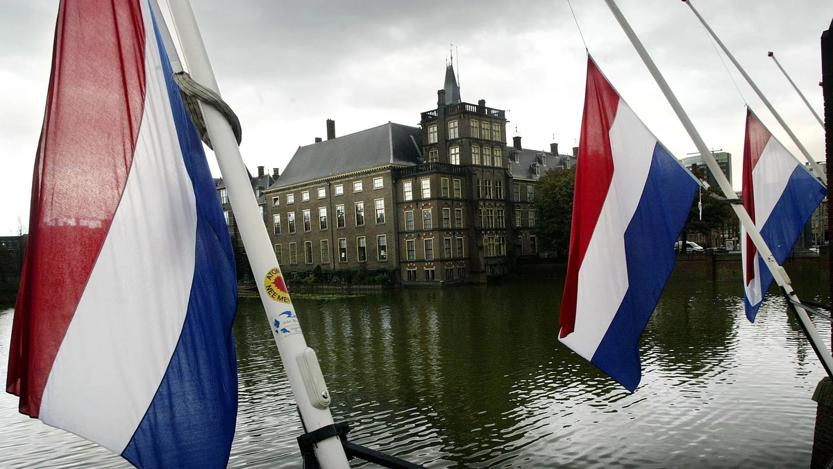 Королевство Нидерланды парламент. Флаг Голландия. Верховный суд Нидерландов. Государственный флаг Нидерландов.
