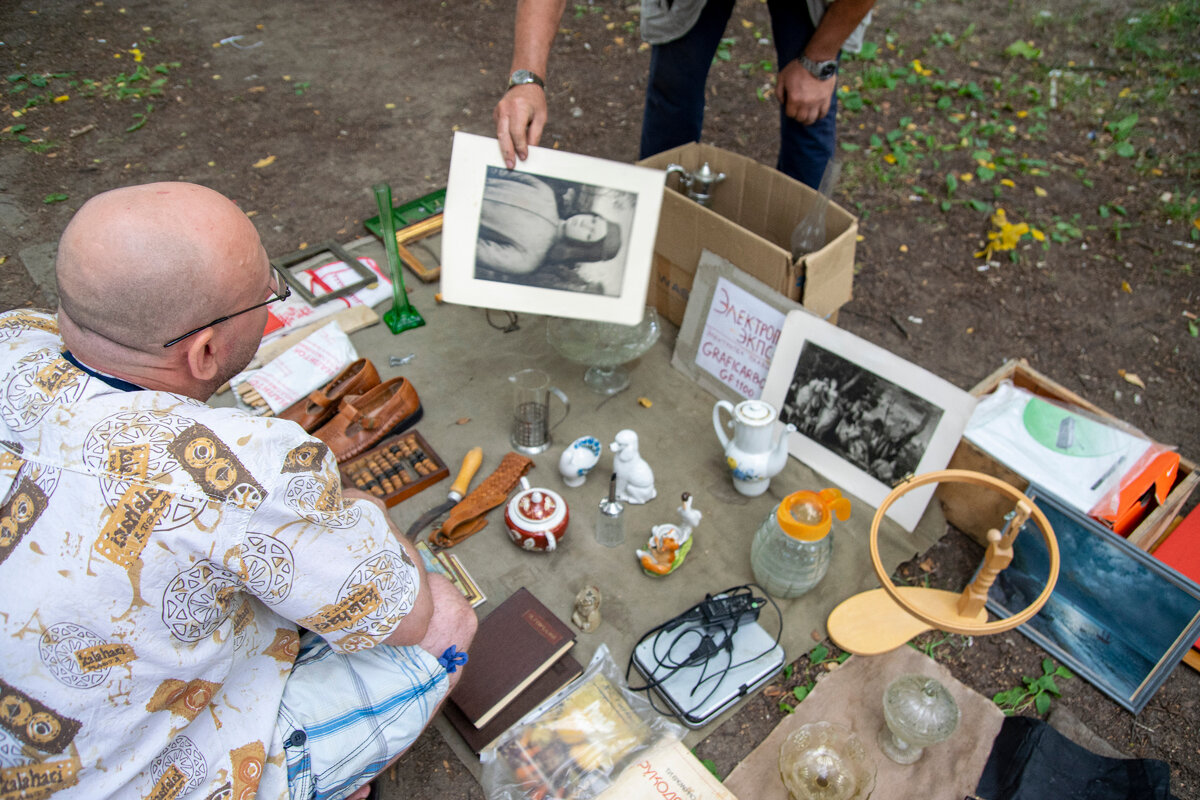 Покупатели живо интересуются товарами, фото автора