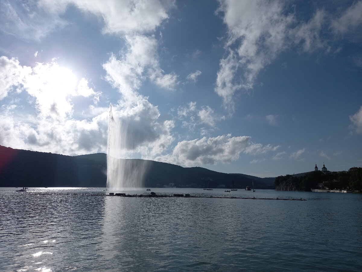 Вечером здесь проводят музыкальное шоу фонтанов