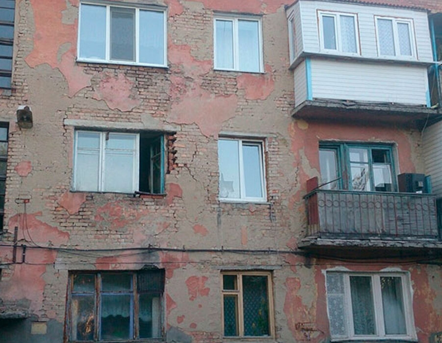 Стены в трещинах, дом повело, кирпич падает – в этом случае нельзя делать остекление балкона!