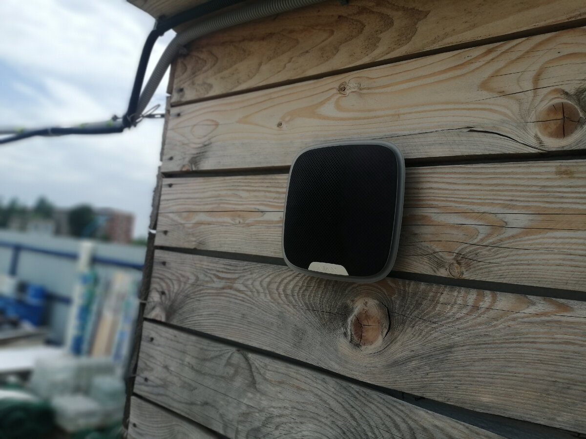 StreetSiren Уличная сирена оповещает об опасности с помощью звука и световой индикации. Фото автора.