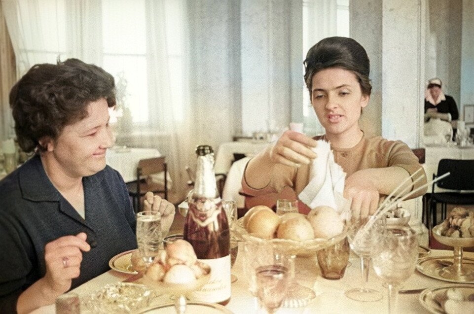 В СССР люди могли получать разные зарплаты, а жить одинаково. Почему так происходило? Потому что не на что было тратить деньги, кроме как на продукты, одежду и поездки.-4