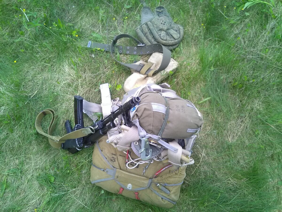 Фото от товарища. Основной и запасной парашют...