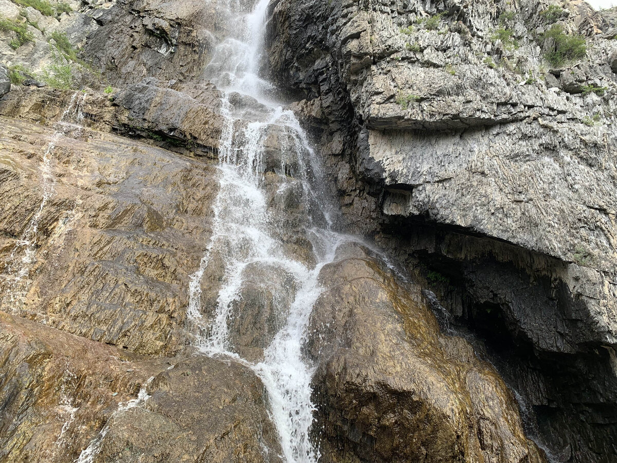 Поток воды на водопаде Ширлак действительно кажется тонким и даже каким-то ажурным. Все фото в статье сделаны лично автором