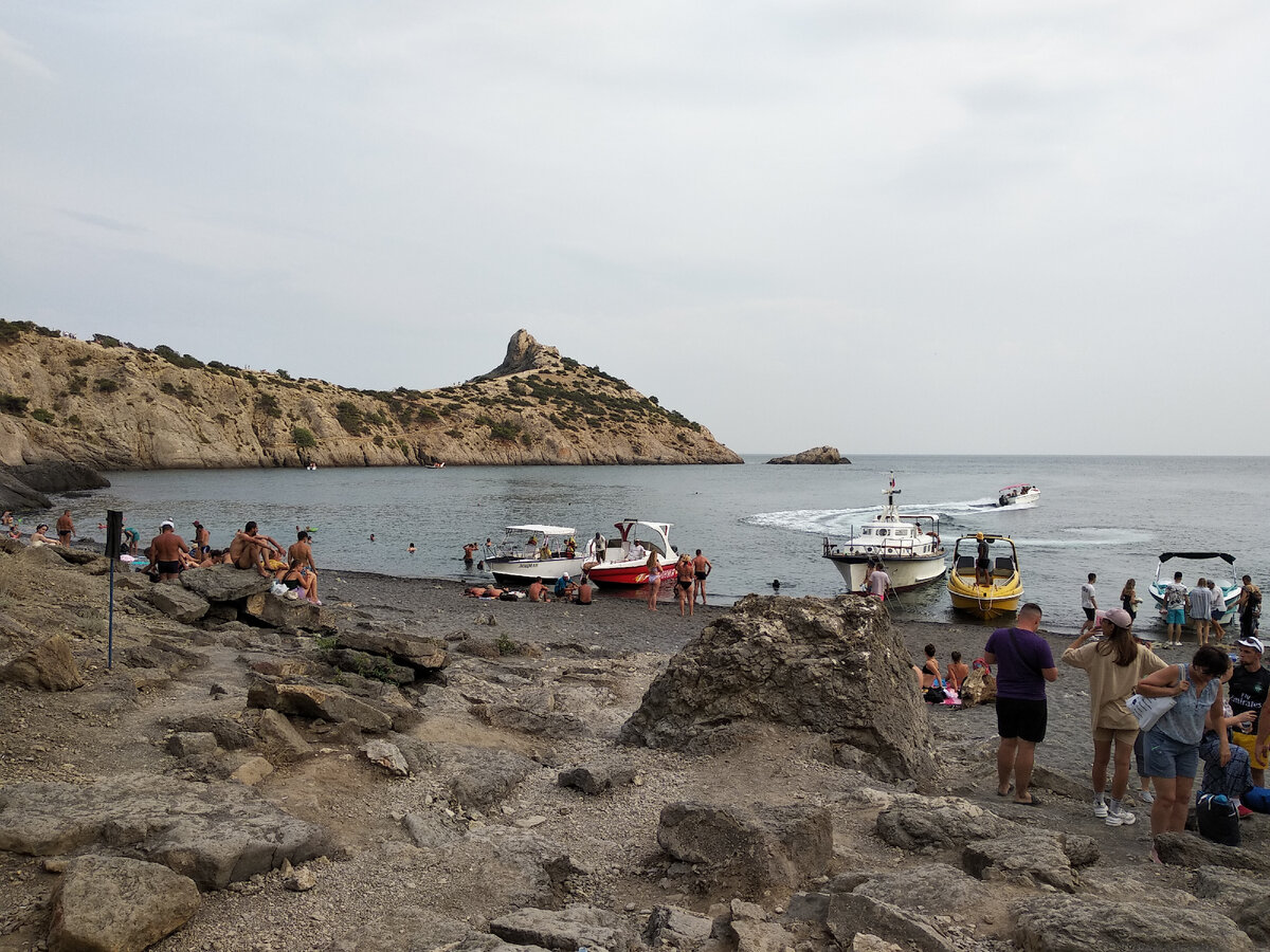 "Царский пляж", слева мыс Капчик со сквозным гротом