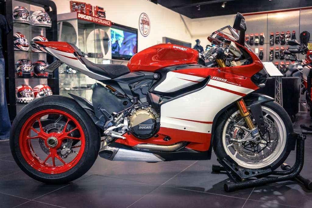 Ducati Panigale 1199 стант в городе