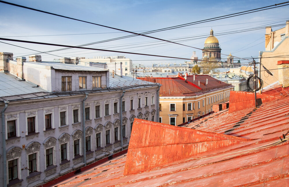 Фото взято из источника: https://paperpaper.ru/photos/spb-roofs/