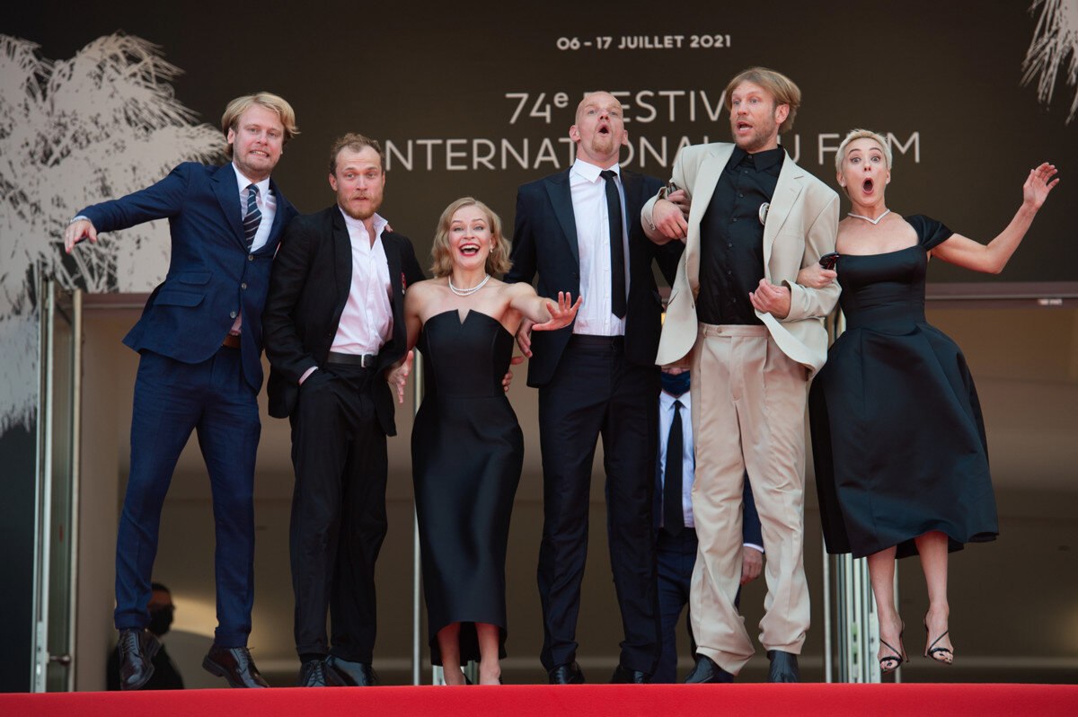 Открытый источник: Яндекс картинки Семён Серзин (Петров), Юрий Борисов (дед Мороз Саша),Юлия Пересильд ( Снегурочка Марина), Юрий Колокольников (Игорь), Иван Дорн (писатель, которому Петров помогает застрелиться), Чулпан Хаматова ( библиотекарша - детоубийца).