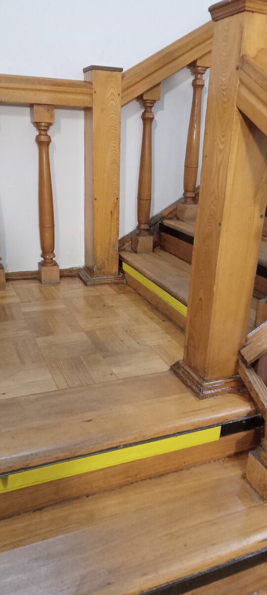 Я помню эту лестницу)) тогда перила казались высокими... Нам выдавали безразмерные тряпичные тапочки, и мы скользили в них по паркету, который тогда был везде... Верёвочки тапочек развязывались,  но было страшно замешкаться и отстать от группы. Здание казалось необъятным: коридоры, двери, ниши... Лабиринт Минотавра))