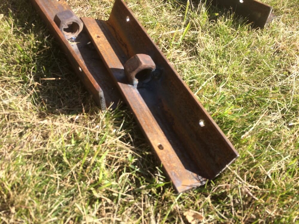 Уголки с приваенными болтами