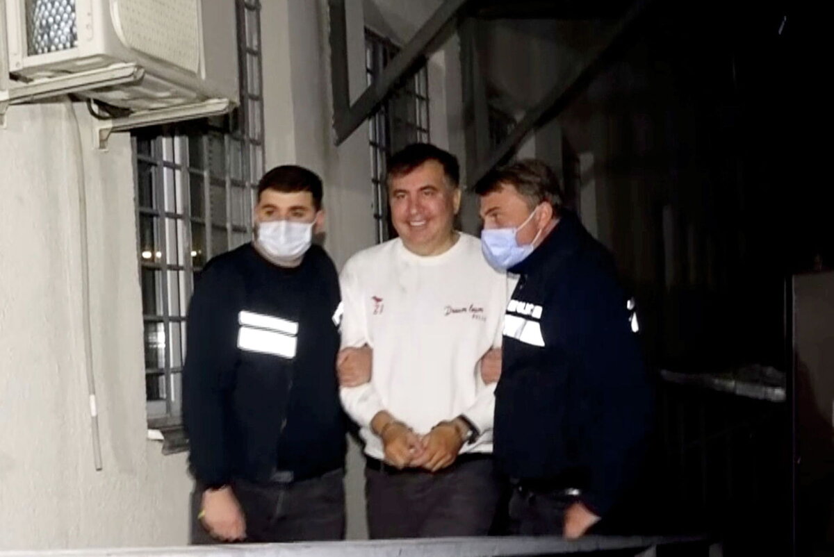 Бывшего президента Грузии Михаила Саакашвили сопровождают полицейские в тюрьму в Рустави