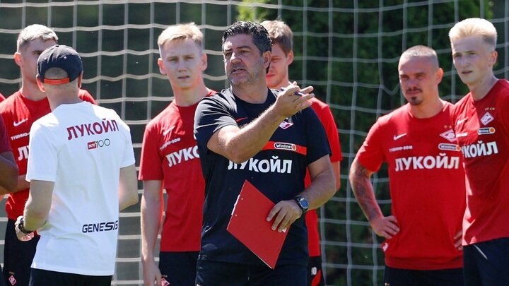 Кажется, что Витория нашёл контакт с командой.