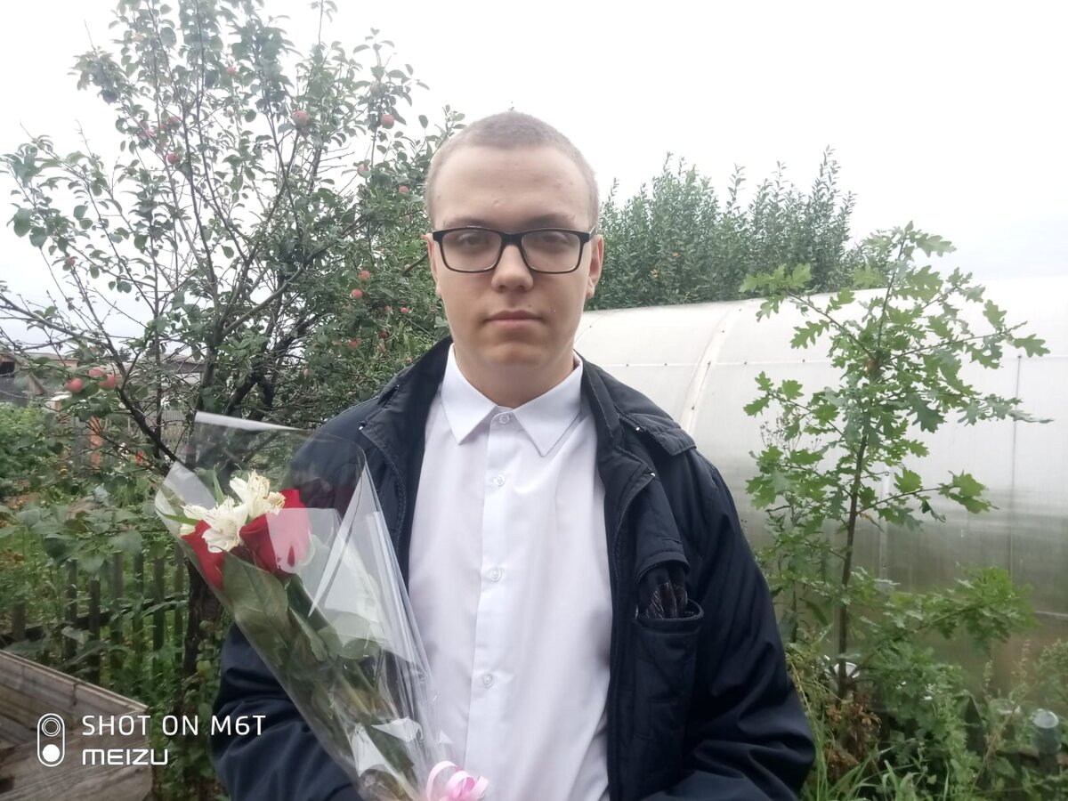Юра делает вид, что рад возвращению в школу первого сентября))