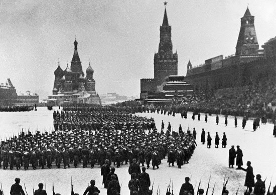 Военный парад на Красной площади в ознаменование 24-ой годовщины Великой Октябрьской Социалистической революции, 7 ноября 1941 г. Источник: Министерство обороны