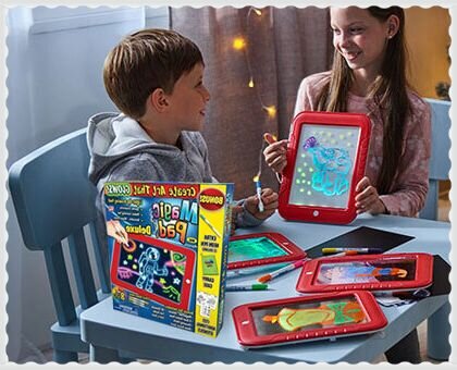 И это лучшая игрушка для малышей. Самый лучший способ развить навыки рисования, фантазии и интеллекта. Нескончаемый источник творческого вдохновения - планшет Magic Pad.