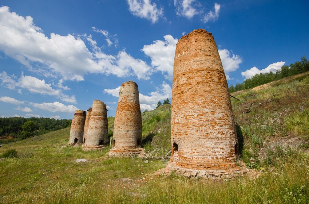 Печи хорошо видно прямо с дороги 