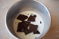 ШАГ 2:
Приступим к приготовлению коктейля. В небольшой ковш налейте немного молока из общего количества и добавьте шоколад, поломанный на кусочки. Поставьте на огонь и, при постоянном помешивании, доведите до кипения. При нагревании шоколад будет таять.