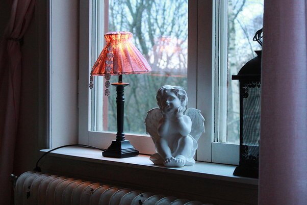 Почему в Швеции ночью во многих домах оставляют жалюзи открытыми, а в окна ставят свечи и лампы?
