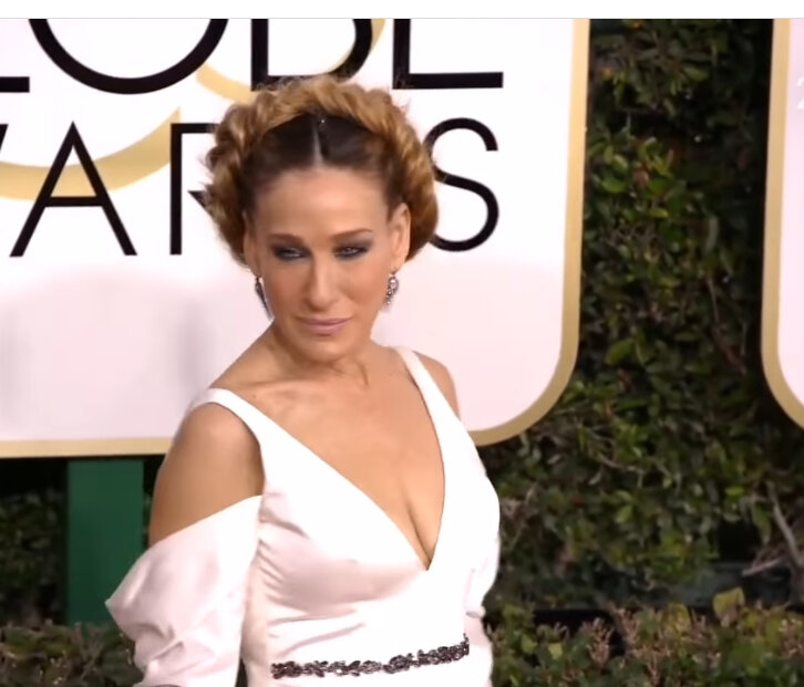 шиньон из кос- красивая «корона» у Сары Джессики Паркер