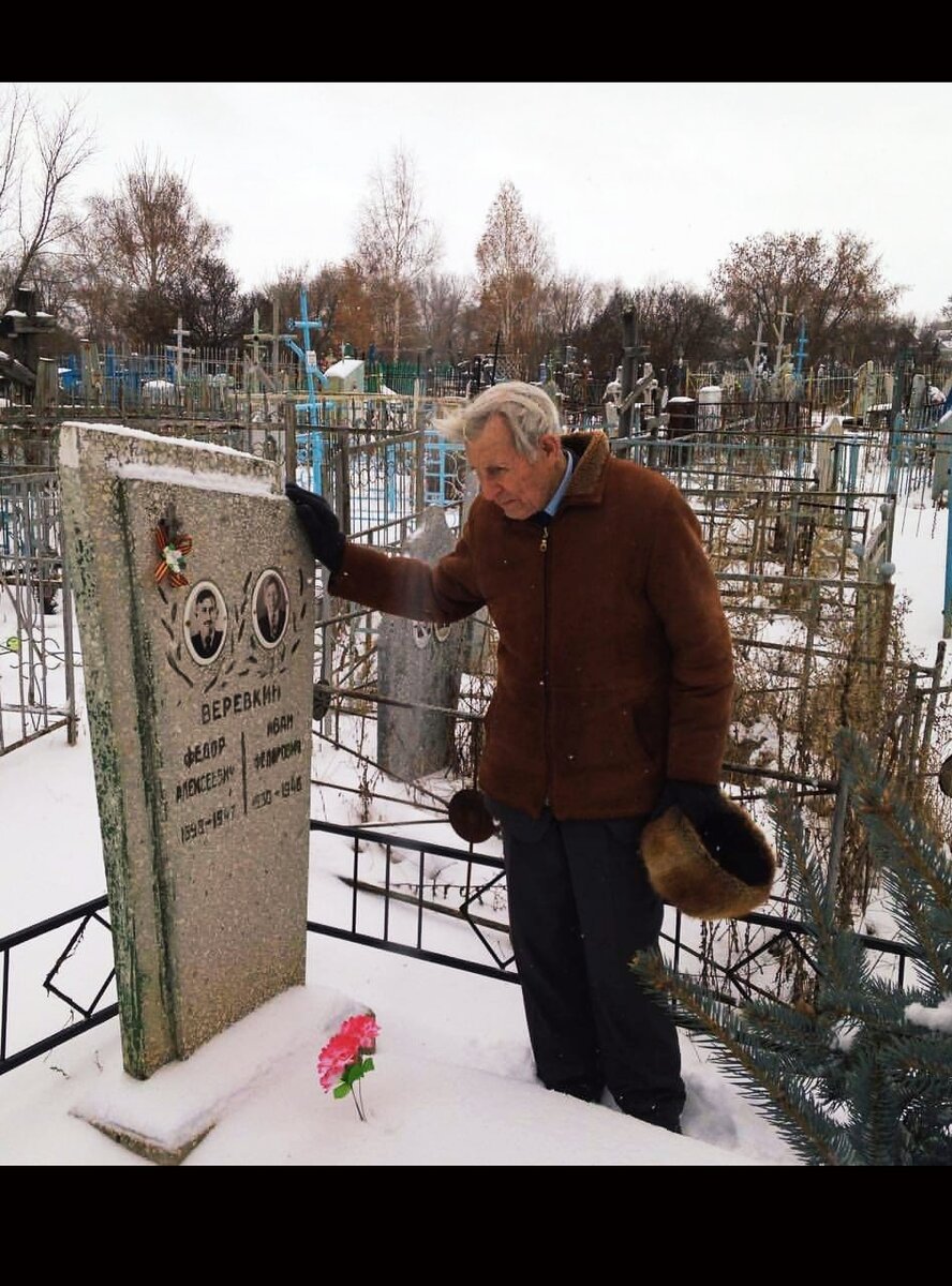 Папа на сельском кладбище. Здесь лежат все его братья и родители. Сейчас и он тоже с ними.