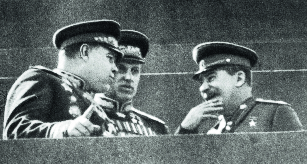 маршалы Василевский и Рокоссовский со Сталиным
