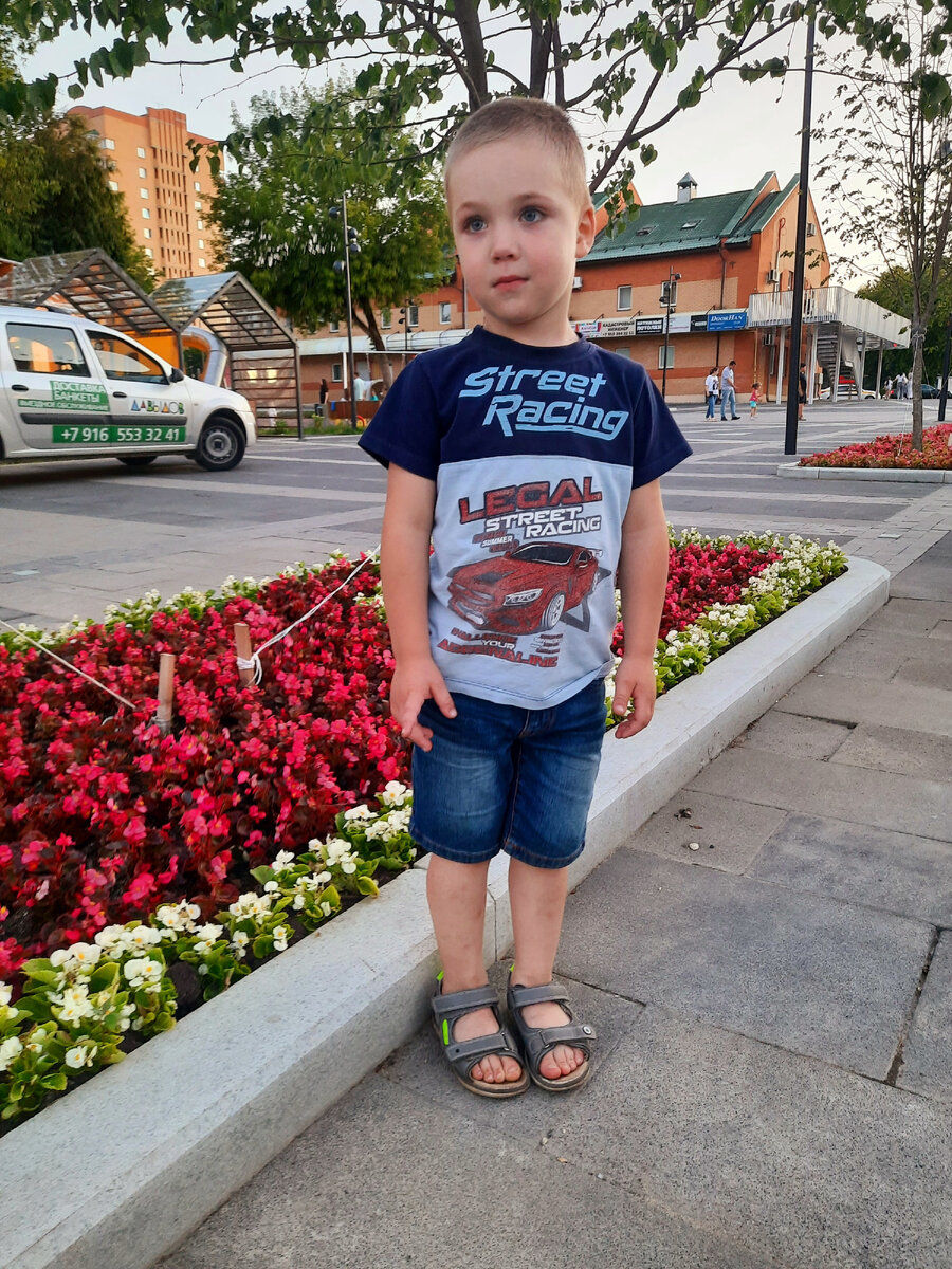 Отличный вариант для садика. Хлопковая футболка с принтом. Самые "грязные" места прикрыты рисунком. И стоит недорого.