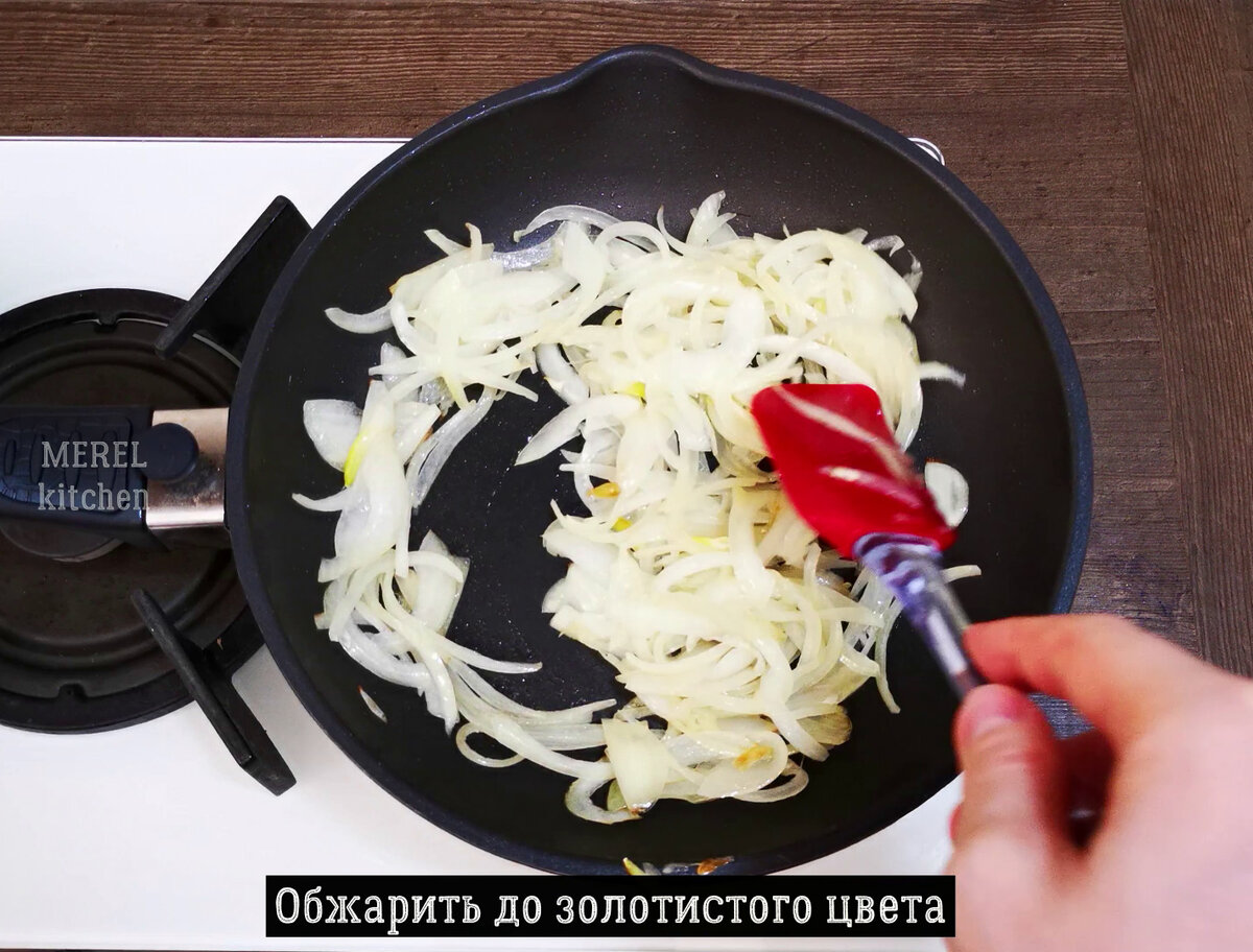 Попробовал в ресторане салат «Дальневосточный» с кальмарами, такого  вкусного давно не ел. Взял рецепт на заметку и приготовил | MEREL | KITCHEN  | Дзен